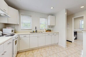 Fridge, microwave, oven, stovetop - Charming duplex with enclosed yard, fast WiFi, full kitchen, & W/D (Hollywood)
