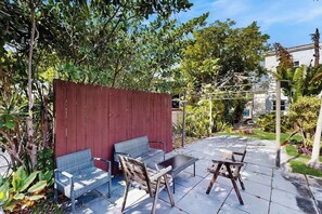 Terrace/patio - Charming duplex with enclosed yard, fast WiFi, full kitchen, & W/D (Hollywood)