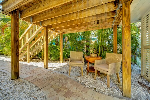 Terrace/patio - Ground-floor suite with on-site pool & outdoor area - walk to beach (Bradenton Beach)