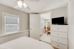 2 bedrooms, iron/ironing board, WiFi, bed sheets - Ground-floor suite with on-site pool & outdoor area - walk to beach (Bradenton Beach)