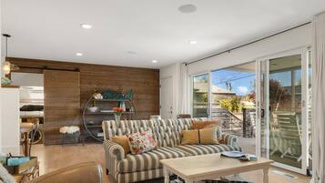 Een smart-tv en een open haard