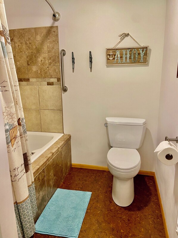 Bathroom - Ocean views, beautiful, super comfortable , clean, steps to beach/trails.
(Lincoln City)