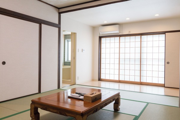 Traditional Quadruple Room | Desk, bed sheets