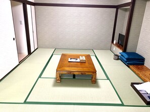 Traditional-Vierbettzimmer | Schreibtisch, Bettwäsche