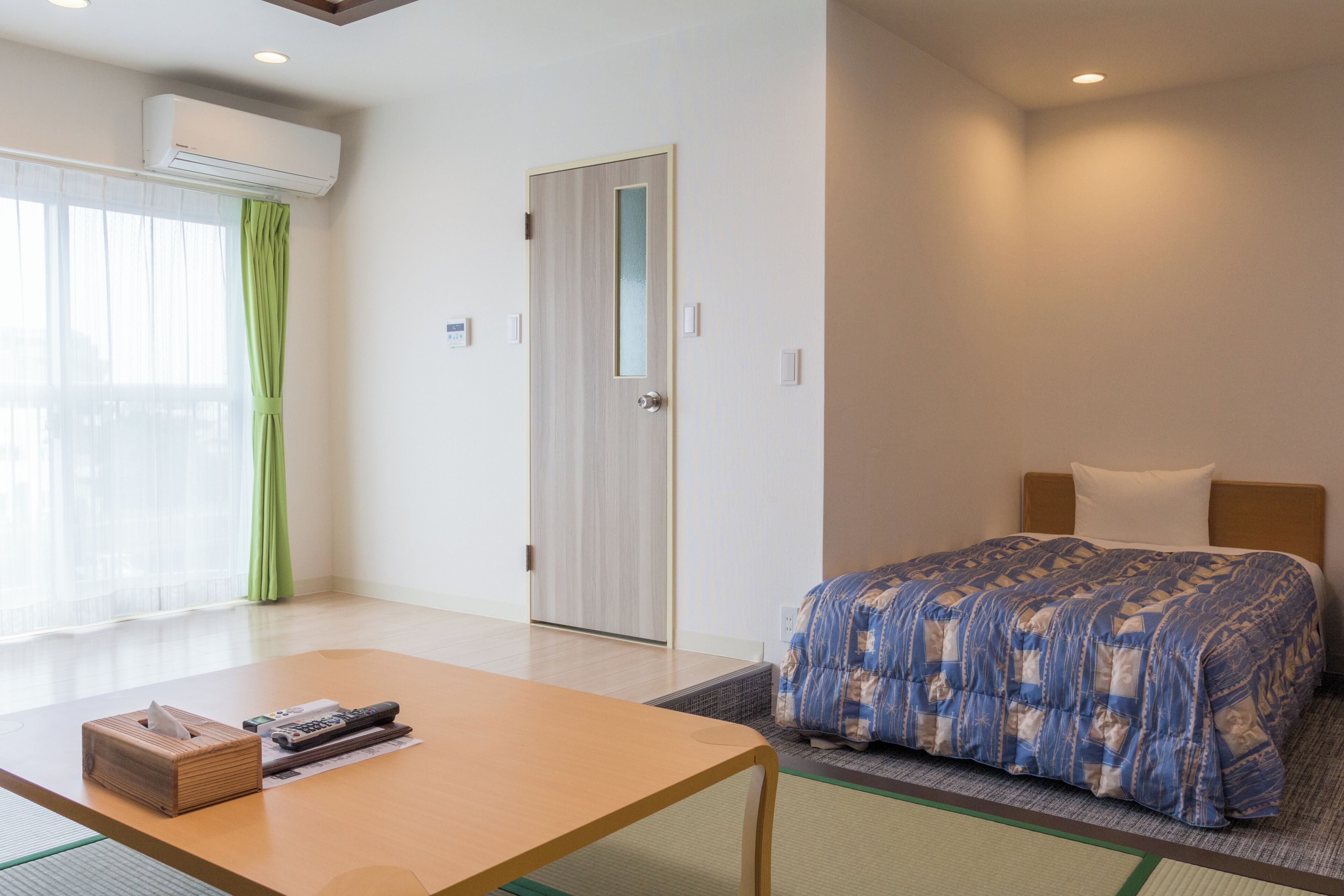 Chambre Quadruple Familiale | Bureau, draps fournis