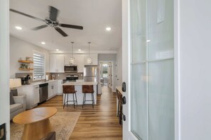 Fridge, microwave, oven, stovetop - Beach Retreat - 2 Bed 2 Bath (Ottawa)