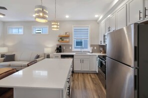 Fridge, microwave, oven, stovetop - Beach Retreat - 2 Bed 2 Bath (Ottawa)