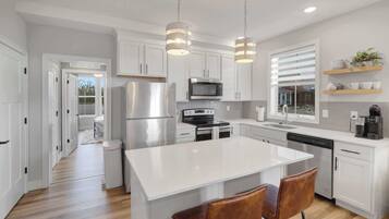 Jääkaappi, mikroaaltouuni, uuni, liesi