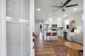 Jääkaappi, mikroaaltouuni, uuni, liesi