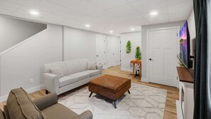 Smart TV - Mansion Flat @ Navvy Town (Ottawa)
