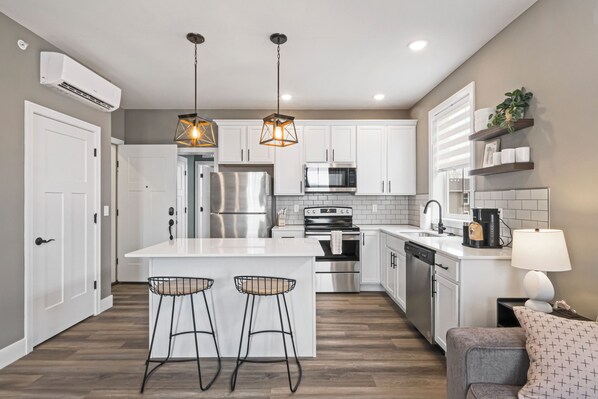 Kjøleskap, mikrobølgeovn, ovn og kokeplater