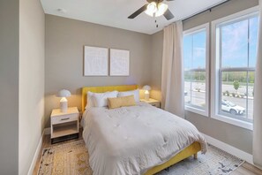 1 bedroom, iron/ironing board, free WiFi, bed sheets - Coral Cottage - 1 Bed 1 Bath (Ottawa)