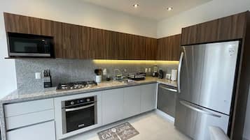 Køleskab, mikrobølgeovn, ovn, kogeplade