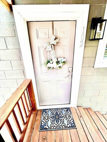 Convenient & Modern 2 Bed Apt Free Wi-Fi & Parking