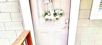 Convenient & Modern 2 Bed Apt Free Wi-Fi & Parking