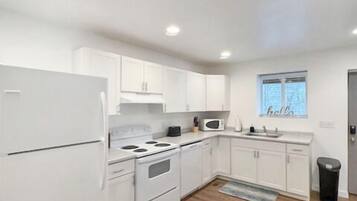 Køleskab, mikrobølgeovn, ovn, kogeplade