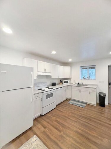 Convenient & Modern 2 Bed Apt Free Wi-Fi & Parking