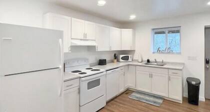 Convenient & Modern 2 Bed Apt Free Wi-Fi & Parking
