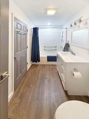 Douche, sèche-cheveux, serviettes fournies