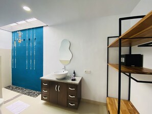 تجهيزات دش، مجففات شعر، مناشف، صابون