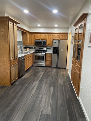 冷蔵庫、電子レンジ、オーブン、コンロ