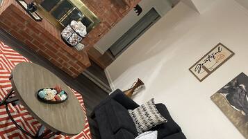 Una Smart TV, una chimenea