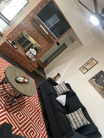 Beautiful renovated home within 3miles of OU. Easy access to I-35. 