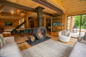 Smart TV, fireplace