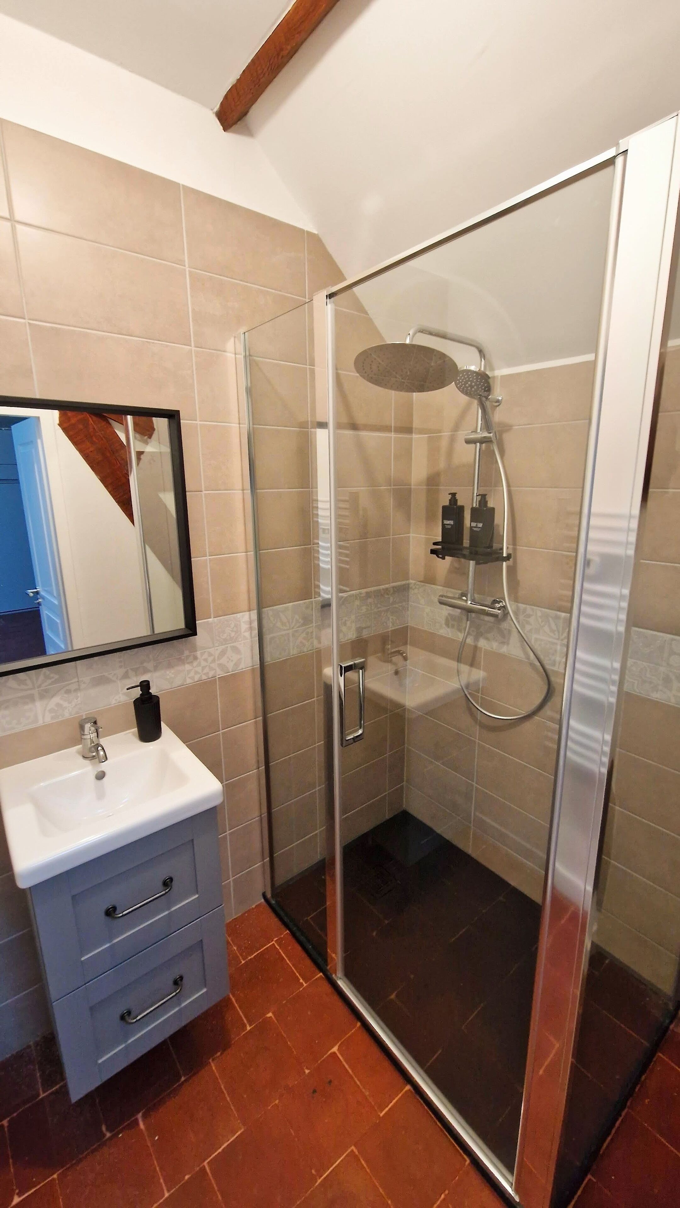 Salle de bain avec douche.