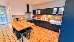 Wasserkocher mit Kaffee-/Teezubehör, Kühlschrank, Mikrowelle, Ofen