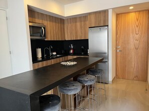 Réfrigérateur, four à micro-ondes, un four, surface de cuisson