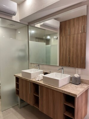 Hiustenkuivaaja, pyyhkeet, saippua, vessapaperi