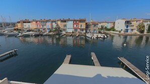 A marina with colorful buildings and boats docked. - Air-conditioned house, close to beach 9 people  et  mooring (PORT GRIMAUD)