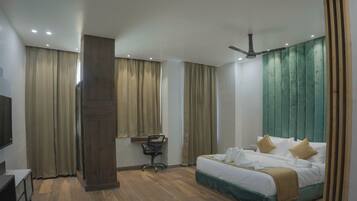 Signature Room | Minibar, free WiFi, bed sheets
