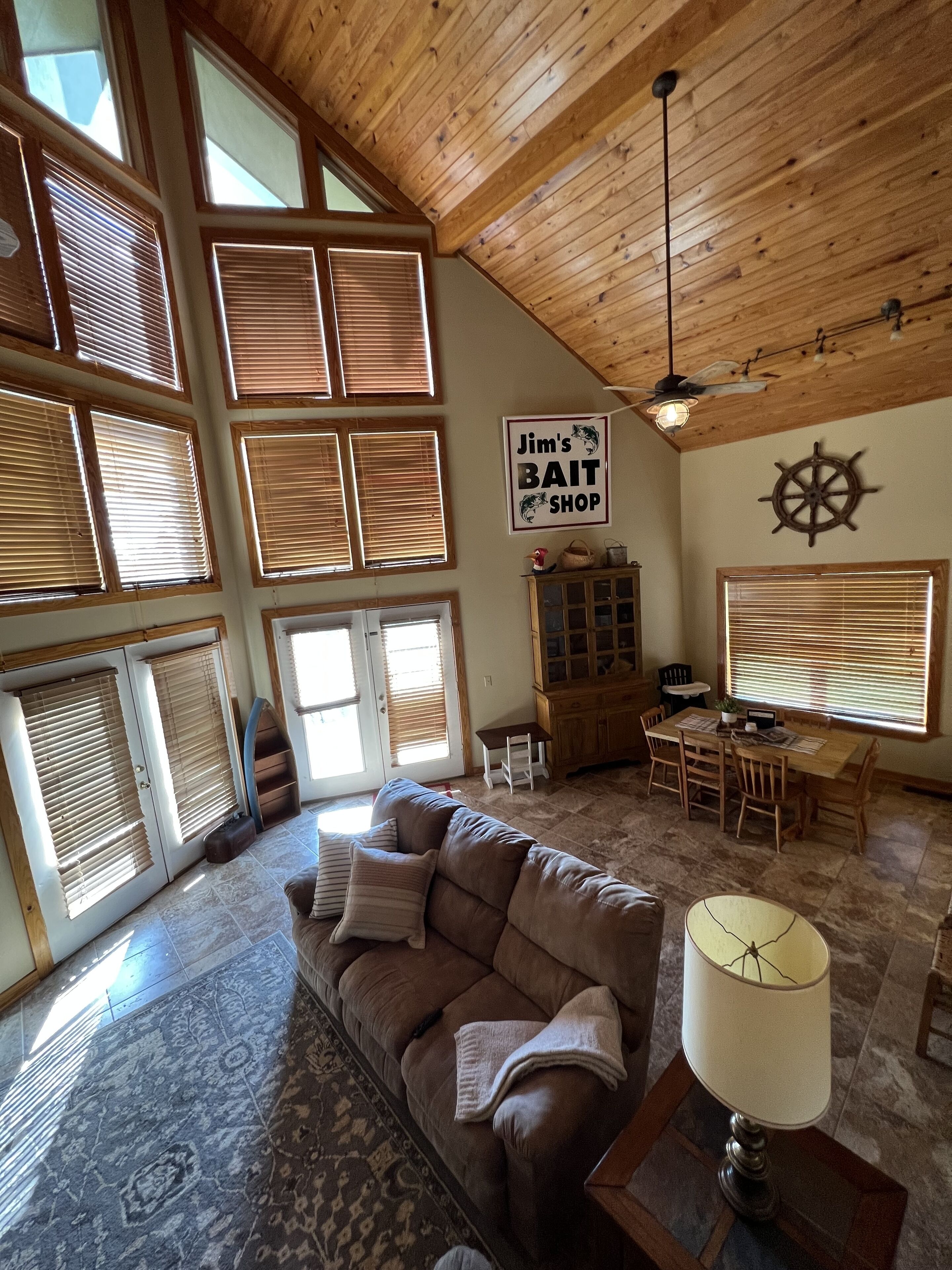 TV connectée, cheminée, jeux vidéo, livres