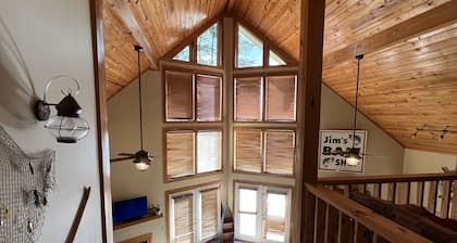 Centerport GetAway, Family size cabin. Near restaurants, golf and AU football