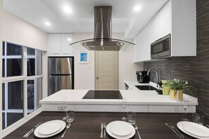 Frigorifero, microonde, forno, piano cottura