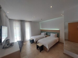 Habitación doble Deluxe | Edredón, camas con efecto memoria y minibar 