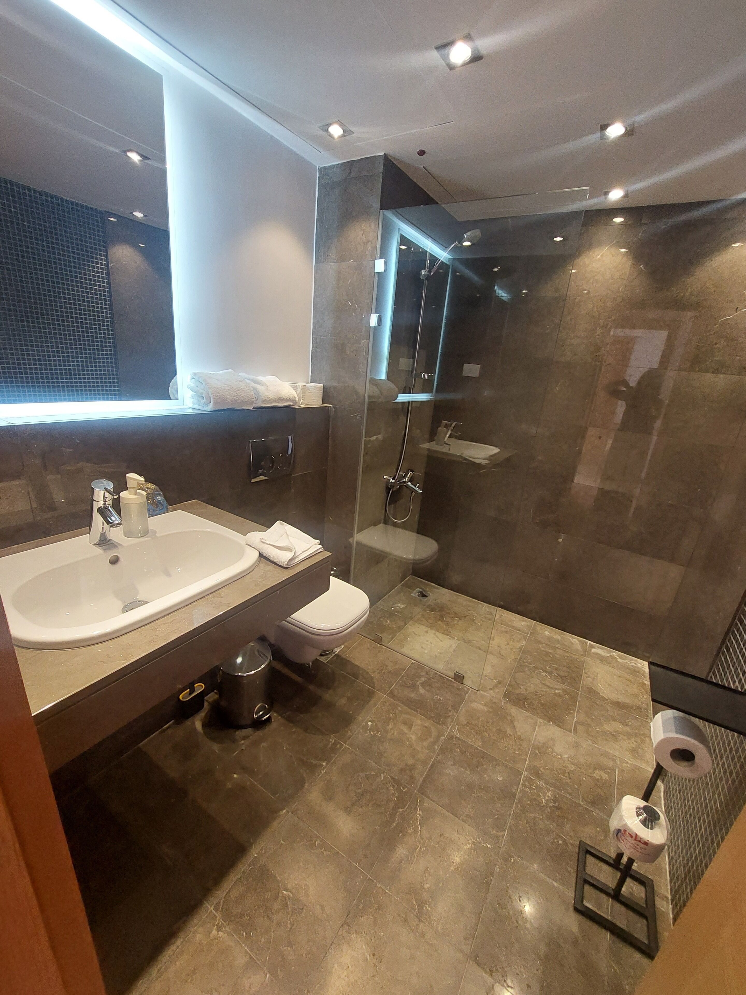 Basic Quadruple Room | Bathroom shower