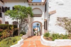 المنطقة المحيطة بالمنشأة