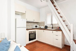 ثلاجة، ميكروويف، فرن، ماكينة لصنع القهوة/الشاي