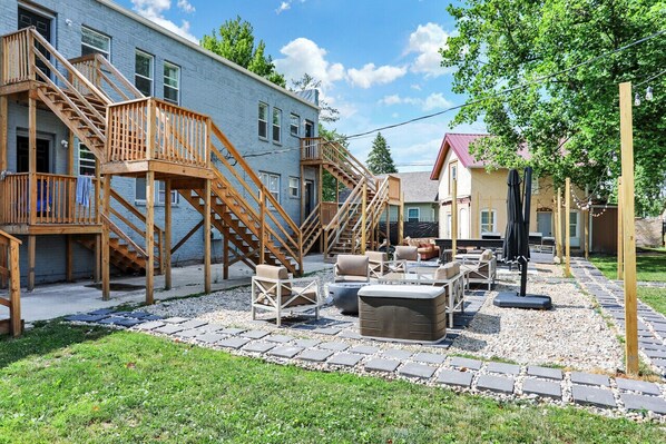 Outdoor dining - The Kaya Top Suite-Dwntwn West 8 (Indianapolis)