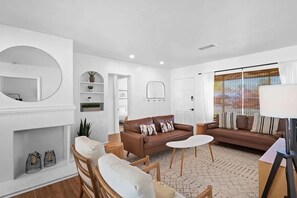 Smart TV, fireplace, table tennis - Desert Crown Jewel in Palm Springs w/ Pool and Hot Tub! (Palm Springs)