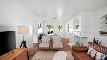 Smart TV, lareira, mesa de pingue-pongue