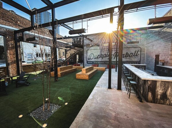 Outdoor dining - Mid-Century Modern Home Near Downtown with Free Parking (Nashville)