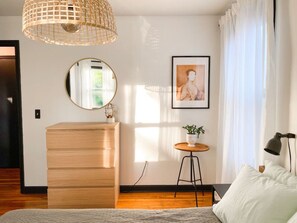 2 habitaciones, escritorio, tabla de planchar con plancha y wifi gratis 