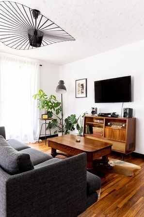 Smart TV, stereo, offices - Mid-Century Modern Home Near Downtown with Free Parking (Nashville)