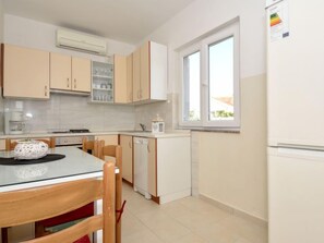 Fridge, oven, dishwasher, cookware/dishes/utensils