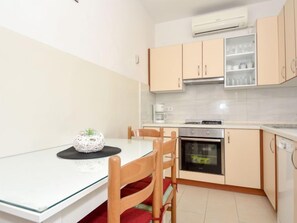 Fridge, oven, dishwasher, cookware/dishes/utensils