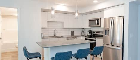 Køleskab, mikrobølgeovn, ovn, kogeplade